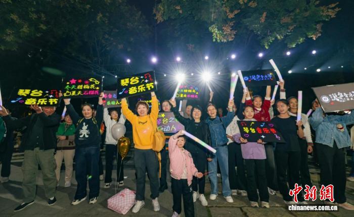 中外合唱团共唱武汉民谣 打造户外音乐盛宴 中外合唱团共唱武汉民谣 打造户外音乐盛宴