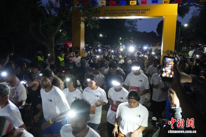 尼泊尔举行夜间越野跑 纪念人类首登珠峰73周年